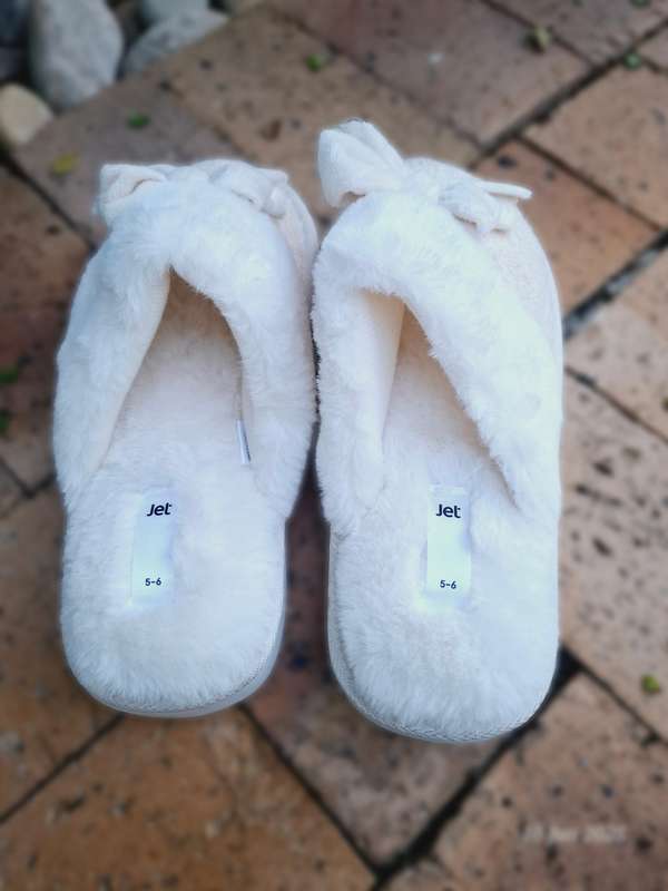 New Jet womens Ecru knit slippers Size 5 to 6