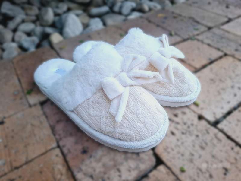 New Jet womens Ecru knit slippers Size 5 to 6