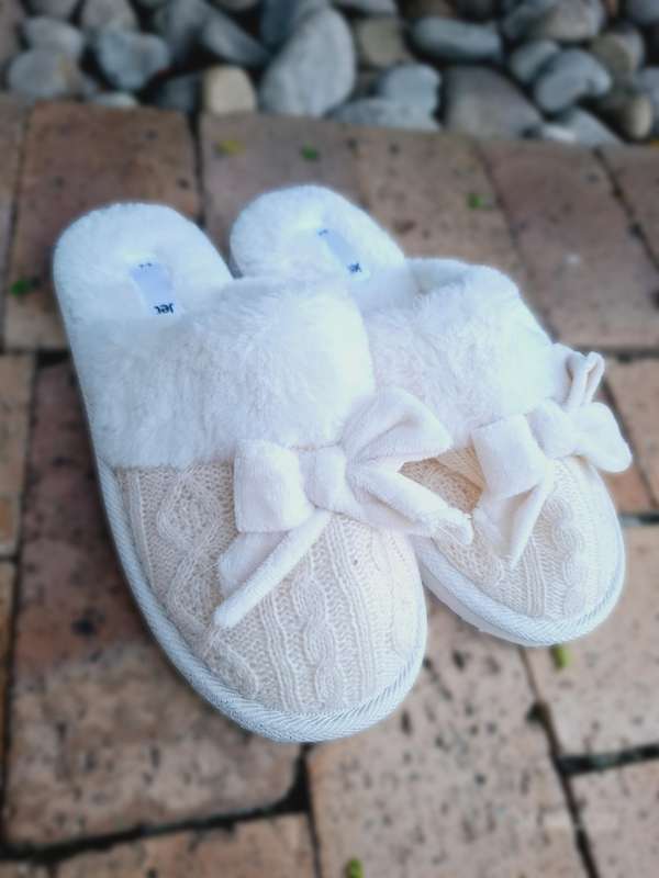 New Jet womens Ecru knit slippers Size 5 to 6