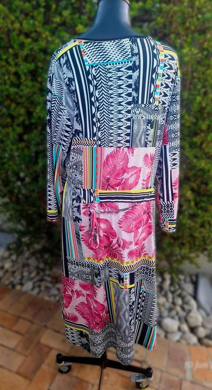 Cathnic below knee dress. Size 18 (20)