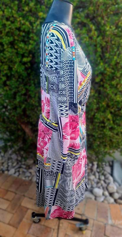 Cathnic below knee dress. Size 18 (20)
