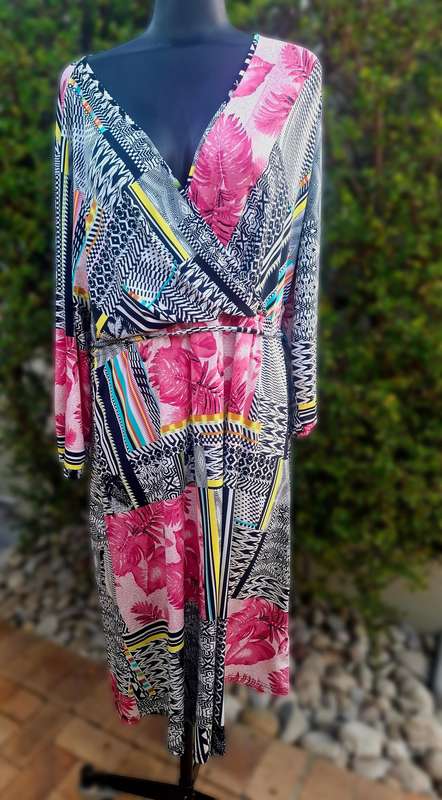 Cathnic below knee dress. Size 18 (20)