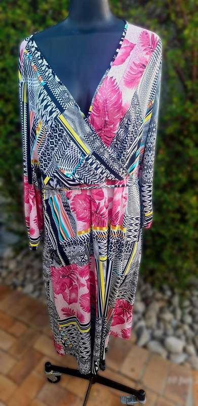 Cathnic below knee dress. Size 18 (20)