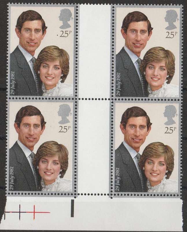 GREAT BRITAIN    1981    SG638     GUTTER PAIR          UMM  VARIETY   DOT BEFORE  25p