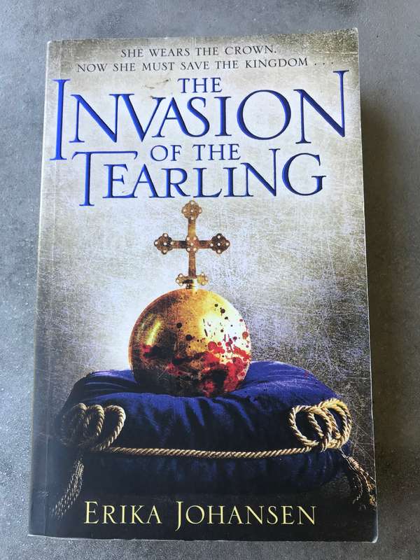 The Invasion of the Tearling (Tearling Trilogy #2) by Erika Johansen [Large Paperback: Good]