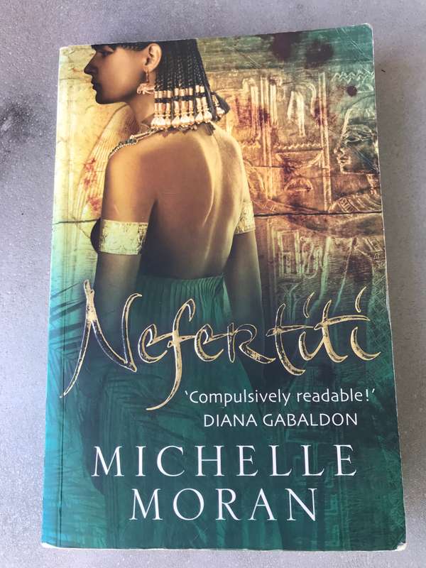 Nefertiti by Michelle Moran [Paperback: Average]