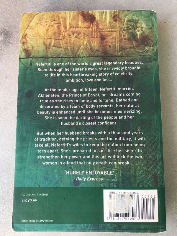 Nefertiti by Michelle Moran [Paperback: Average]