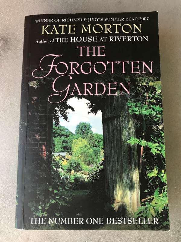 The Forgotten Garden by Kate Morton [Paperback: Like New]
