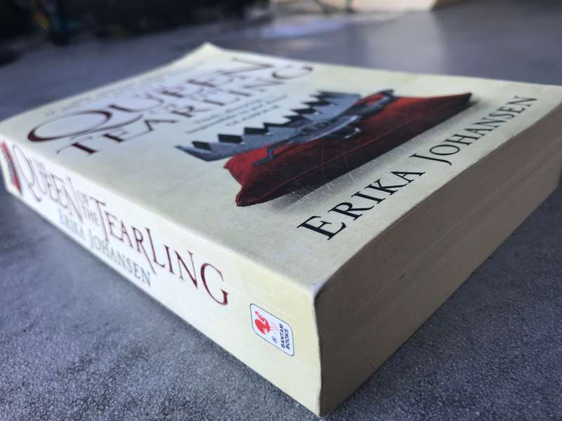 The Queen of the Tearling (Tearling Trilogy #1) by Erika Johansen [Paperback: Very Good]