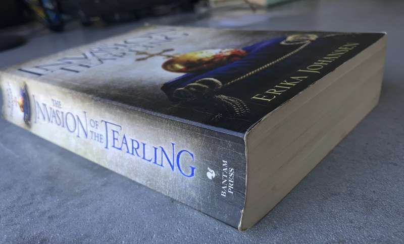 The Invasion of the Tearling (Tearling Trilogy #2) by Erika Johansen [Large Paperback: Good]