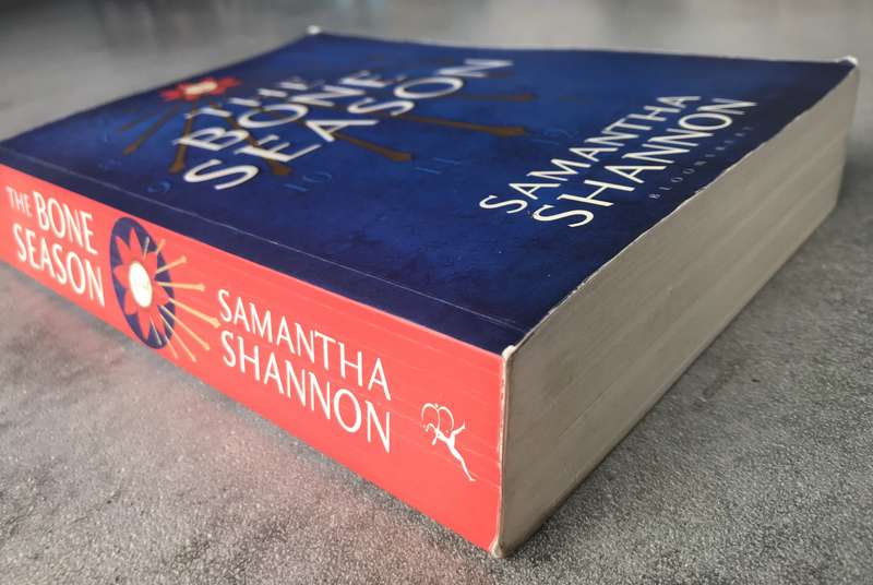 The Bone Season (Bone Season #1) by Samantha Shannon [Large Paperback: Average]