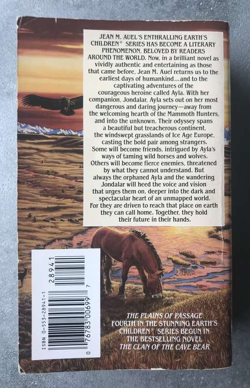 The Plains of Passage (Earth's Children #4) by Jean M. Auel [Paperback: Average]
