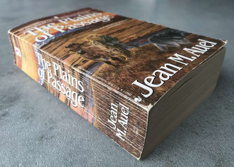 The Plains of Passage (Earth's Children #4) by Jean M. Auel [Paperback: Average]