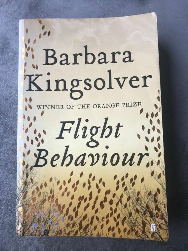 Flight Behavior by Barbara Kingsolver [Large Paperback: Good]