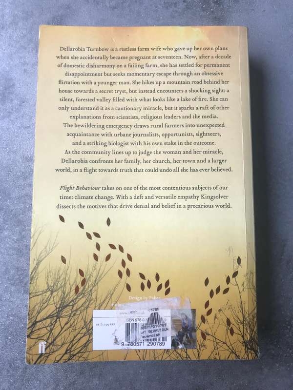 Flight Behavior by Barbara Kingsolver [Large Paperback: Good]