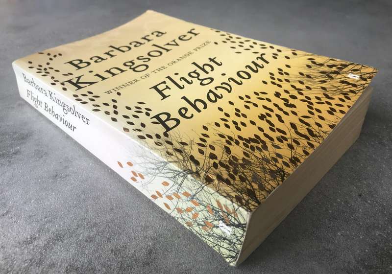 Flight Behavior by Barbara Kingsolver [Large Paperback: Good]