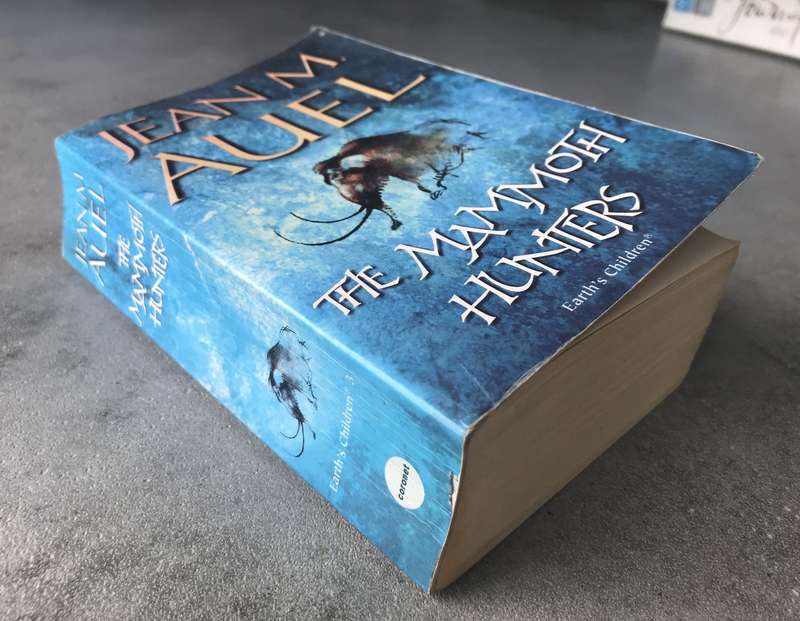 The Mammoth Hunters (Earth's Children #3) by Jean M. Auel [Paperback: Good]