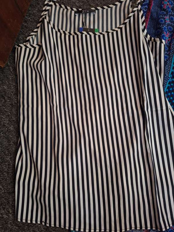Summer dress and 2 ladies top combo - Size Mediumbo