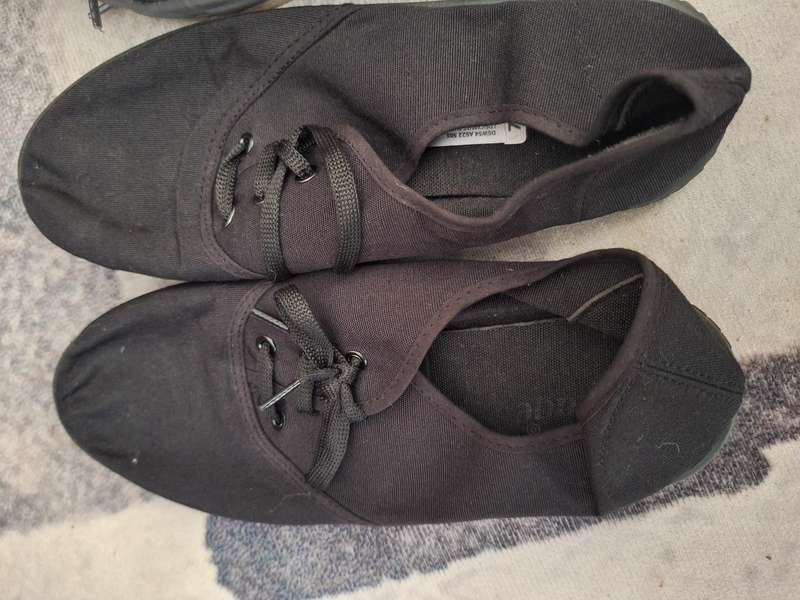 3 pairs of ladies tekkies SIZE:8