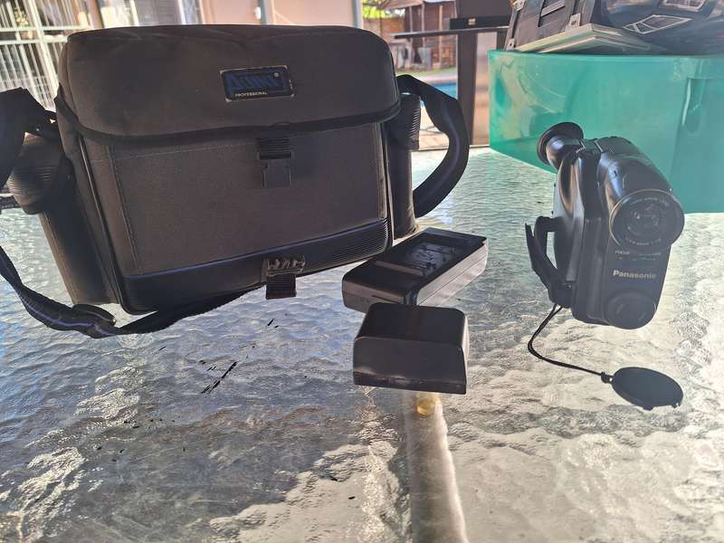 Panasonic Video Camara + bag and battery charger