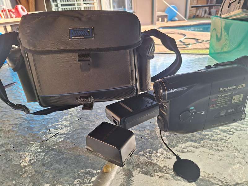 Panasonic Video Camara + bag and battery charger