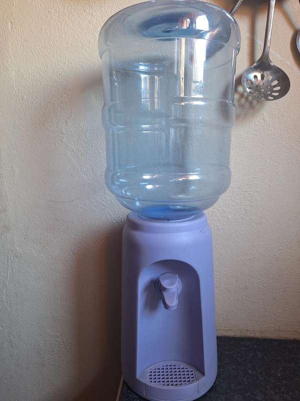 Desktop water dispencer