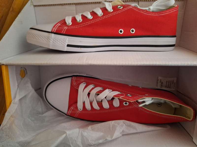 Sneakers Size 8