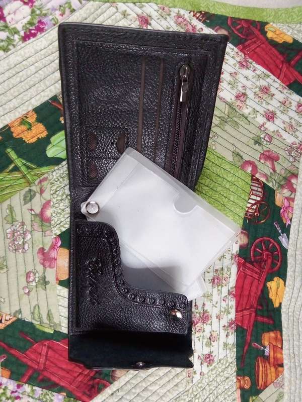 Lot 1 wallets (6) and watches (3)