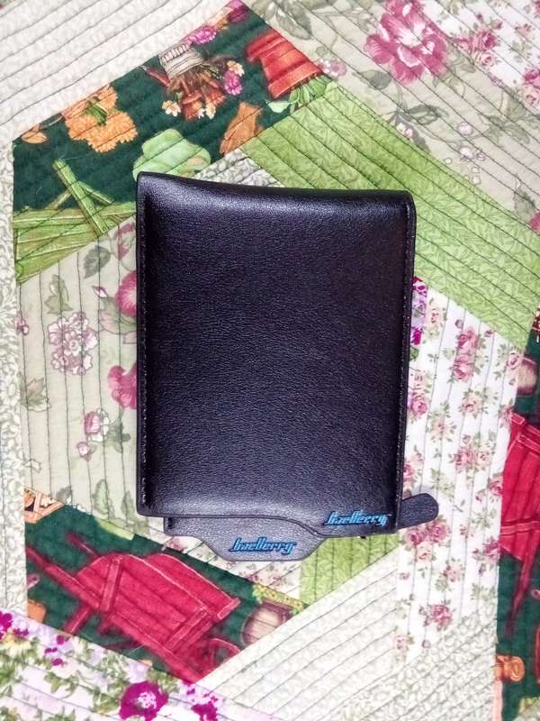 Lot 1 wallets (6) and watches (3)