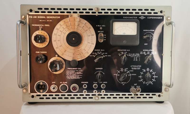 Vintage Radiometer Copenhagen FM-AM Signal Generator 960-A2-8 (973-050)