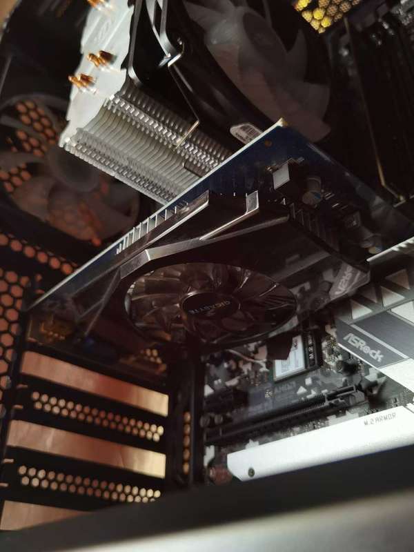 AMD Ryzen 3700X PC / AMD Radeon HD 6570 1GB