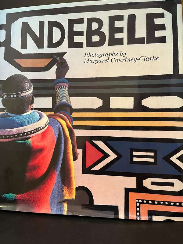 NDEBELE - Photographs by Margaret Courtney-Clarke