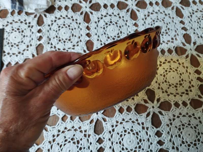 Amber glass bowl with apple detail