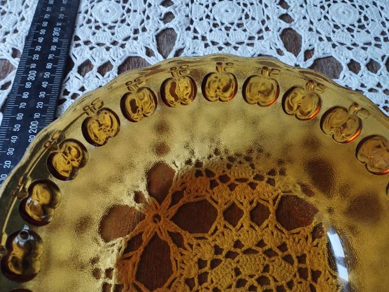 Amber glass bowl with apple detail