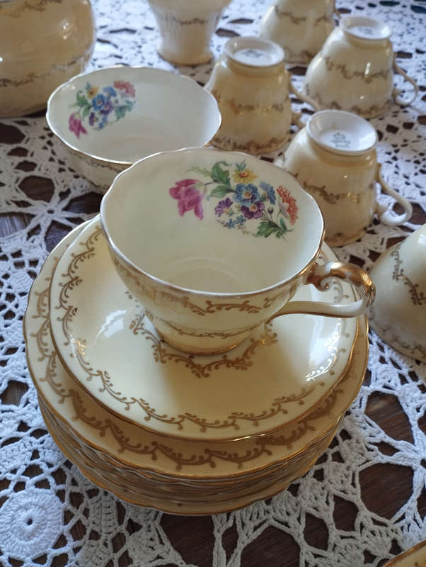 Aynsley C280 9 cup teaset