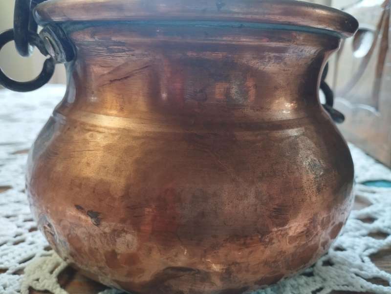Hand-beaten copper hanging pot small
