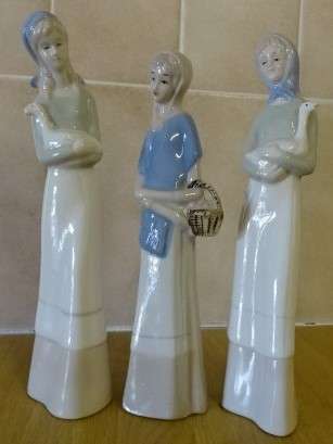 THREE PORCELAIN VINTAGE LADIES FROM POLAND (HEIGHT 22 CM)