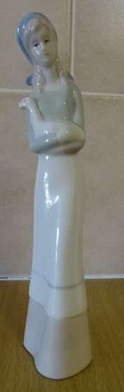 THREE PORCELAIN VINTAGE LADIES FROM POLAND (HEIGHT 22 CM)