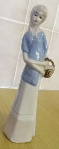 THREE PORCELAIN VINTAGE LADIES FROM POLAND (HEIGHT 22 CM)