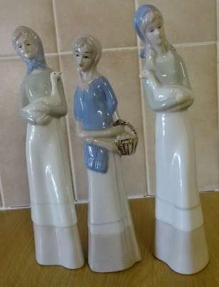 THREE PORCELAIN VINTAGE LADIES FROM POLAND (HEIGHT 22 CM)