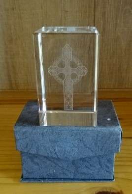 LASER ENGRAVED STANDARD 3 D CELTIC CRYSTAL CROSS BLOCK (HEIGHT 7,5 CM X WIDTH 4,5 CM)