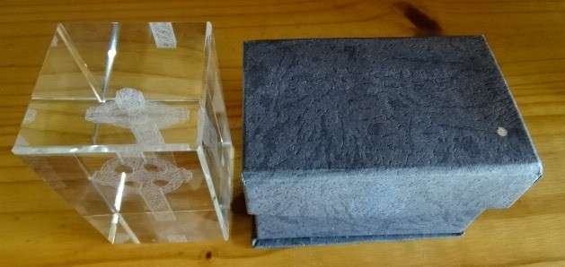 LASER ENGRAVED STANDARD 3 D CELTIC CRYSTAL CROSS BLOCK (HEIGHT 7,5 CM X WIDTH 4,5 CM)