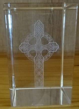 LASER ENGRAVED STANDARD 3 D CELTIC CRYSTAL CROSS BLOCK (HEIGHT 7,5 CM X WIDTH 4,5 CM)