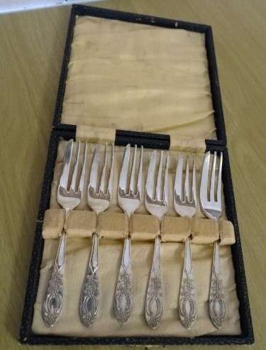 EMESS EPNS SILVER PLATED VINTAGE CAKE FORKS IN IT'S ORIGINAL BOX (6 FORKS)