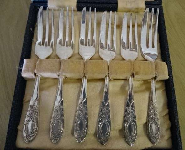 EMESS EPNS SILVER PLATED VINTAGE CAKE FORKS IN IT'S ORIGINAL BOX (6 FORKS)