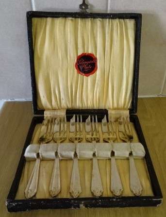ANTIQUE  CLASSIC BOXED SILVER-PLATED SIPELIA CAKE FORKS  (SHEFFIELD ENGLAND ) SIX