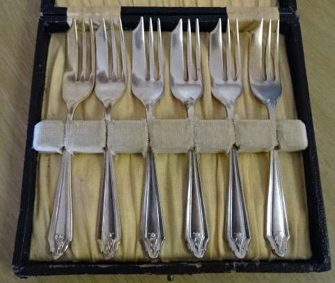 ANTIQUE  CLASSIC BOXED SILVER-PLATED SIPELIA CAKE FORKS  (SHEFFIELD ENGLAND ) SIX