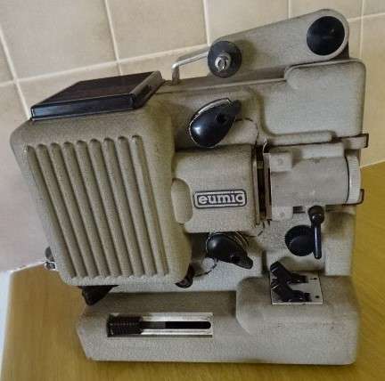 VINTAGE EUMIG WIEN TYPE 8M IMPERIAL PROJECTOR (MADE IN AUSTRIA 60'S -  20CM X 20,5CM X 11CM )