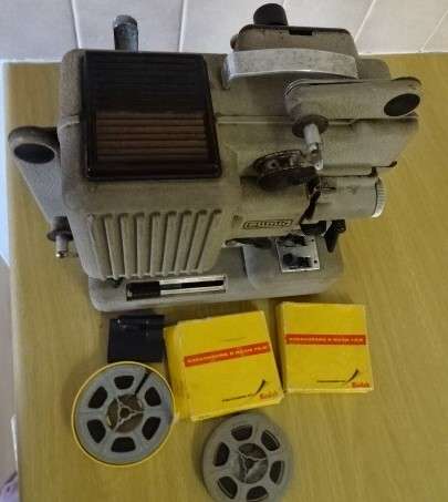 VINTAGE EUMIG WIEN TYPE 8M IMPERIAL PROJECTOR (MADE IN AUSTRIA 60'S -  20CM X 20,5CM X 11CM )