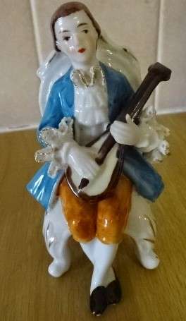 VINTAGE RARE VICTORIAN MALE FIGURINE PLAYING A MUSICAL INSTRUMENT (JAPAN? -HEIGHTT 11 CM)